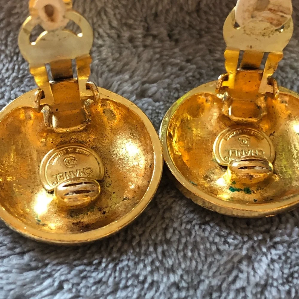 CHANEL Vintage and Authentic ,” Lady in a Hat” Clip on Earrings - Picture 5 of 11